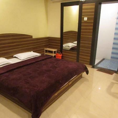 Hotel Laxmi Palace Shirdi Exterior foto
